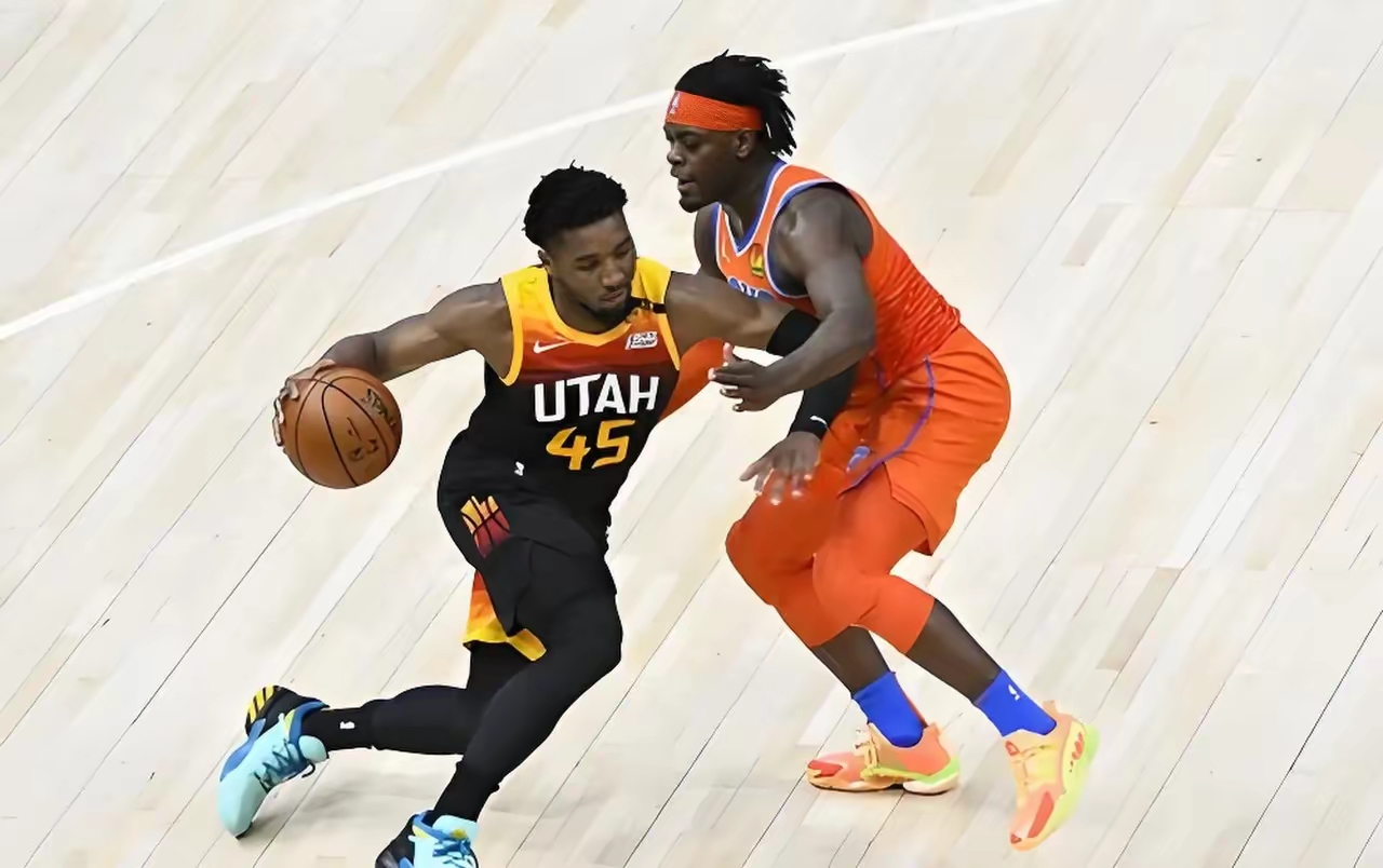 骑士队队员在场上相互配合赢得比赛