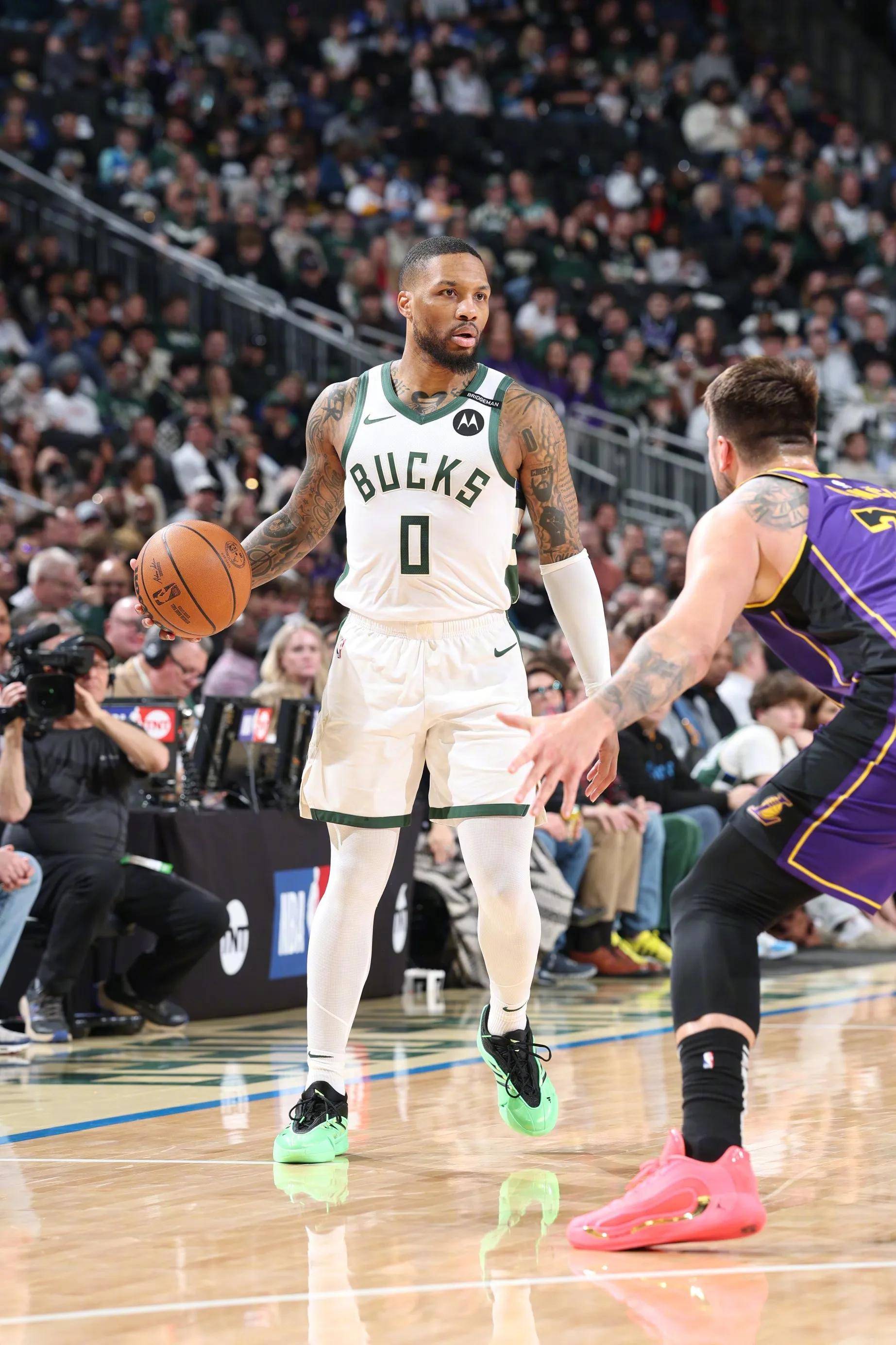 湖人官方公布新规，关键时刻神级表现引发争议，命运悬念球迷热议！